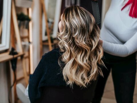 Vuoi schiarire i capelli? Scopri la tecnica del balayage