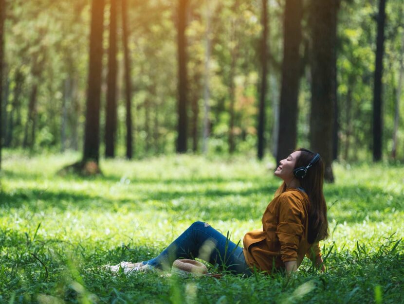 ragazza in un bosco