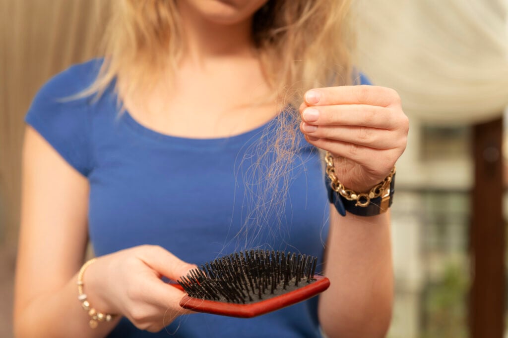5 cose inaspettate che danneggiano i tuoi capelli (e come evitarle)