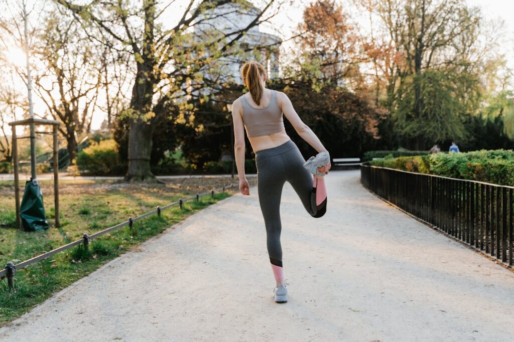 ragazza fa stretching