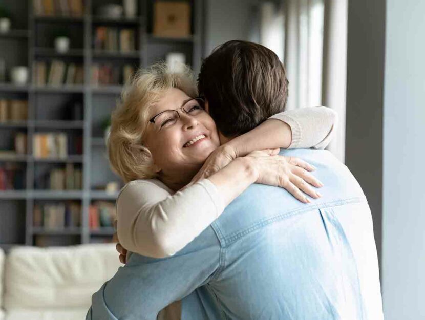 Un uomo abbraccia sua madre