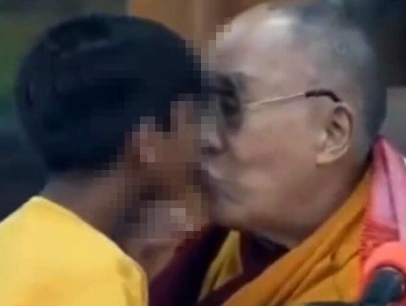 Il Dalai Lama bacia un bambino