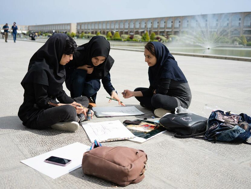 Giovani con velo a scuola in Iran