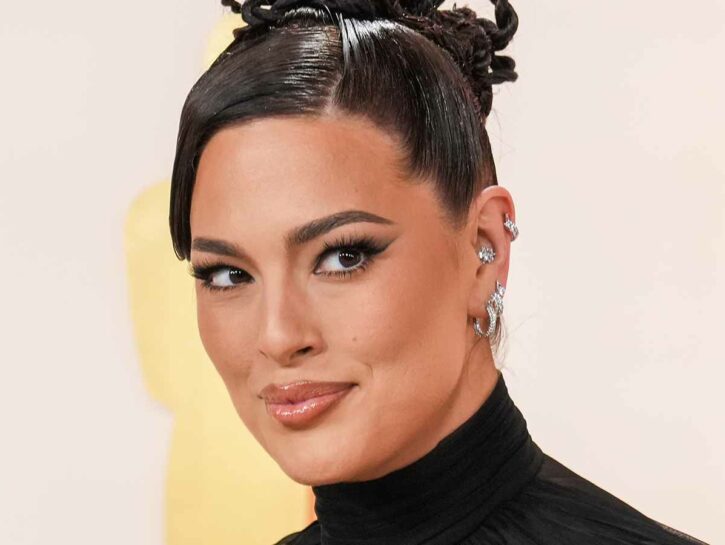 Ashley Graham è la più sexy del mondo: «Difficile accettarsi dopo una gravidanza»