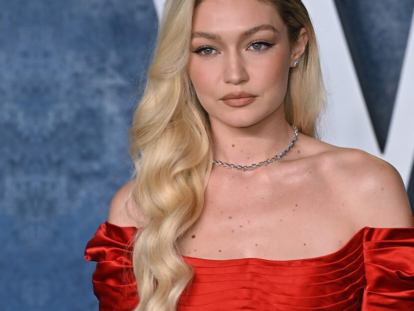 Gigi Hadid vestita di rosso al Vanity Fair party