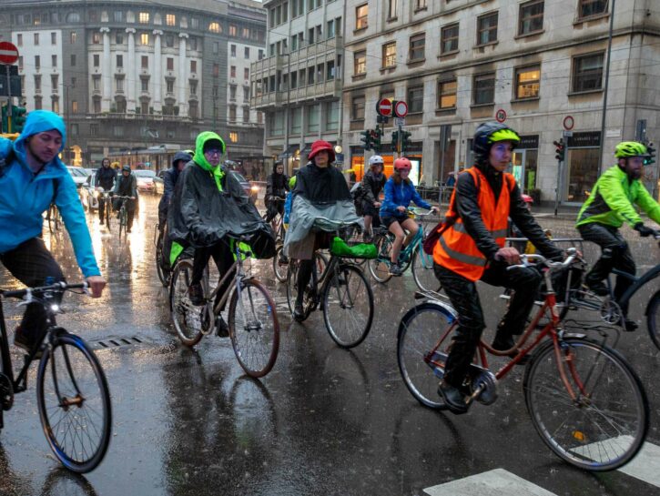 Un'altra ciclista falciata a Milano: polemica sui camion