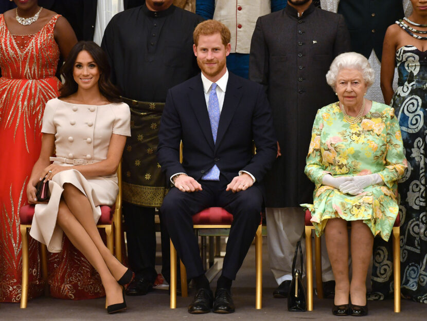 Elisabetta II insieme al nipote Harry e a sua moglie Meghan Markle