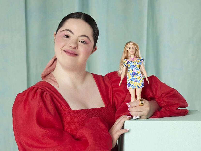 Ellie Goldstein con la Barbie con la sindrome di Down