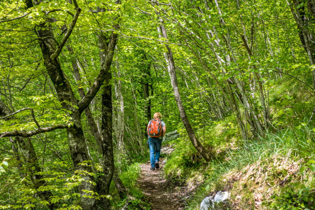 Che cos'è la meditazione camminata (e perché può davvero servirti)