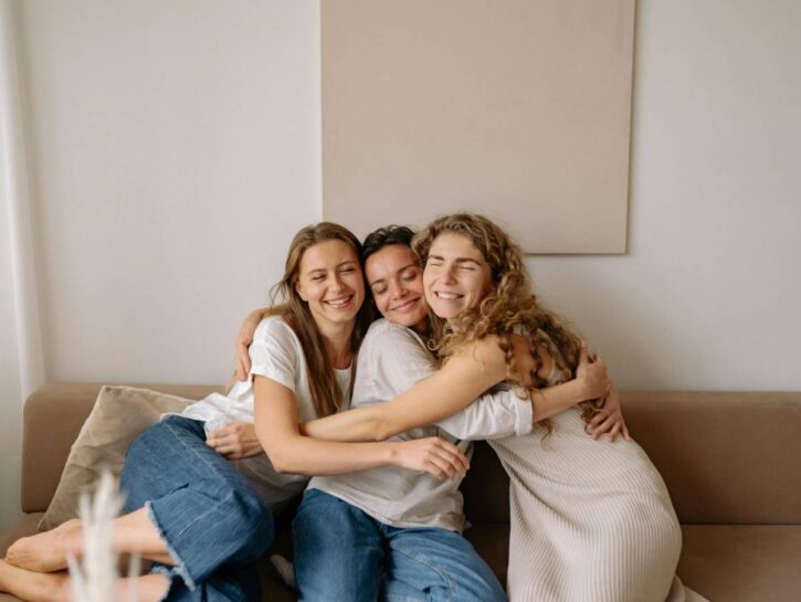 Come consolare un'amica giù di morale con le frasi giuste
