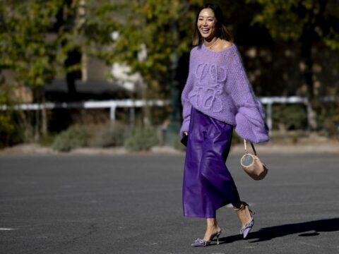 Come indossare il colore viola? Guida ai look della primavera 2023