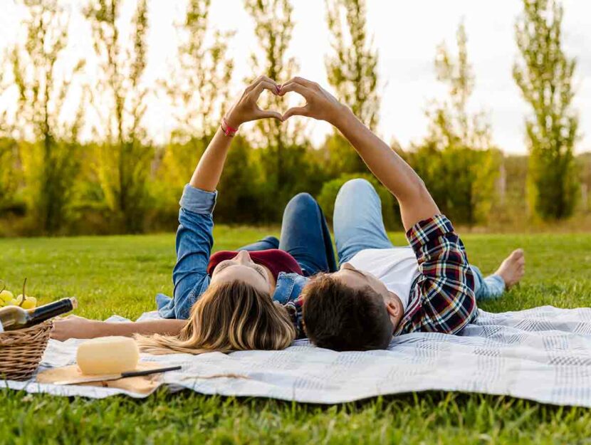 Una coppia fa un picnic