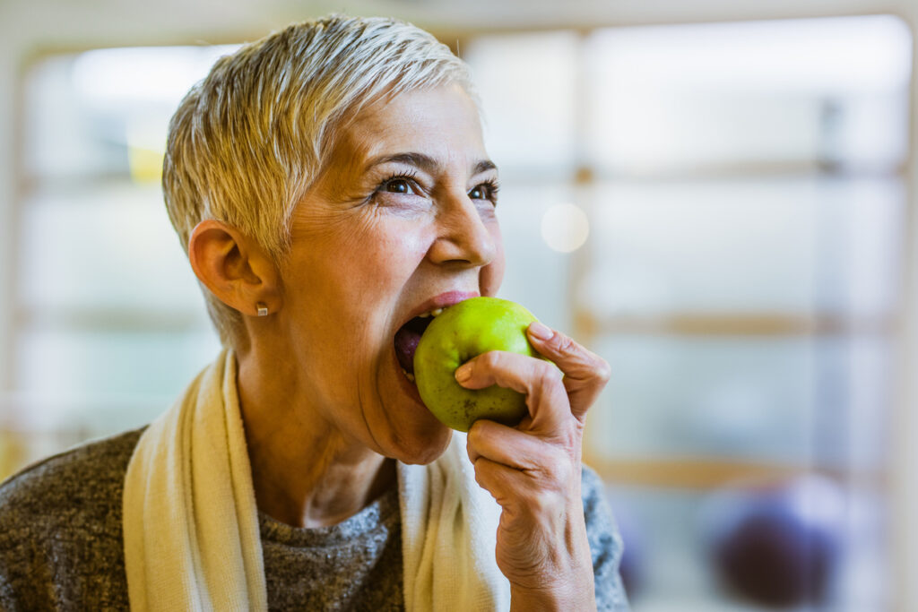 Mele, pere, fragole e cipolle: gli alleati della linea