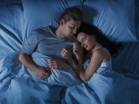 6 strategie per dormire meglio se condividi il letto con qualcuno