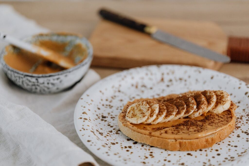 fetta di pane con burro di arachidi e banane