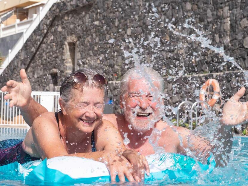 Un uomo e sua moglie nella loro piscina privata