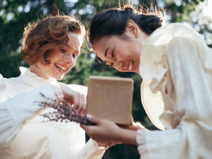 Cose da non regalare: 8 oggetti da evitare, tra galateo e superstizione