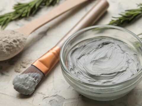 Maschera all'argilla, scopri i benefici per i tuoi capelli