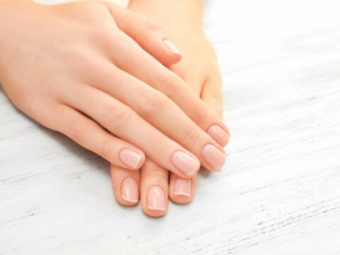 Semplice, naturale ed elegante: scopri la clean girl nail