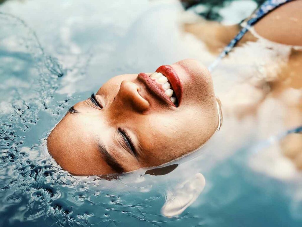 donna viso bagno in acqua spa