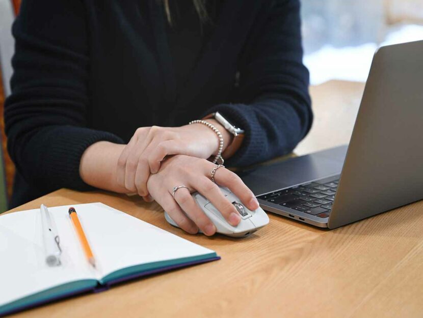 Una donna stressata lavora al computer