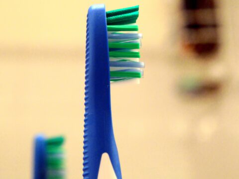 Come scegliere lo spazzolino da denti adatto a te