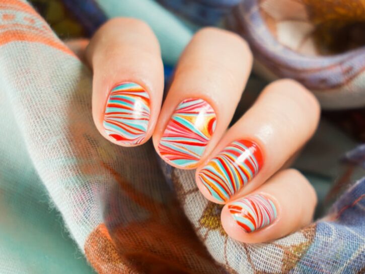 Nail art: come fare la water marble