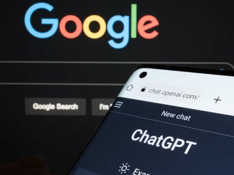 Il padrino dell'IA lascia Google: "Rischi per l'umanità"