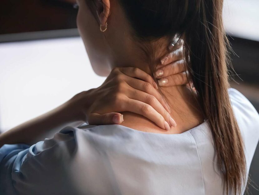 Donna stressata dal lavoro davanti al pc