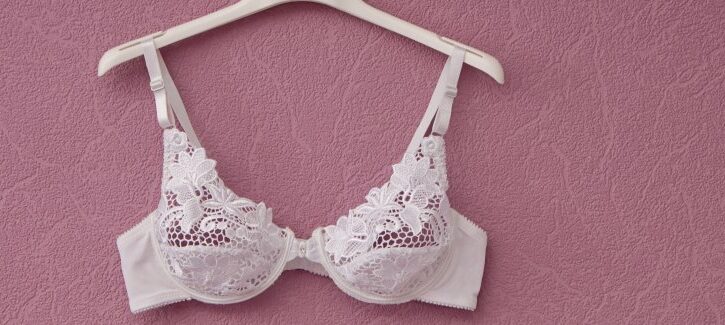 10 cose che solo le donne con poco seno sanno