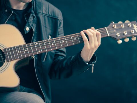 Come arredare in modo creativo con delle vecchie chitarre