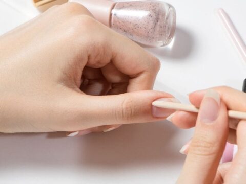 Come togliere lo smalto senza acetone facilmente