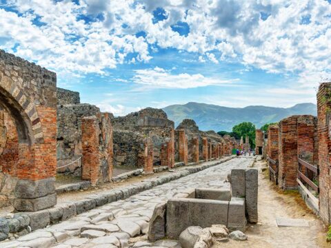 Nuovi scavi a Pompei restituiscono scheletri e affreschi