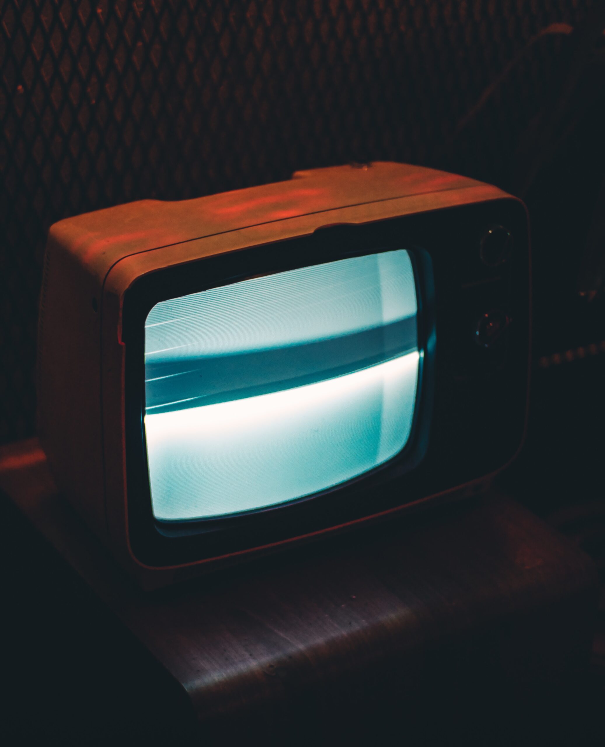 Come pulire lo schermo della TV: cosa fare e cosa evitare