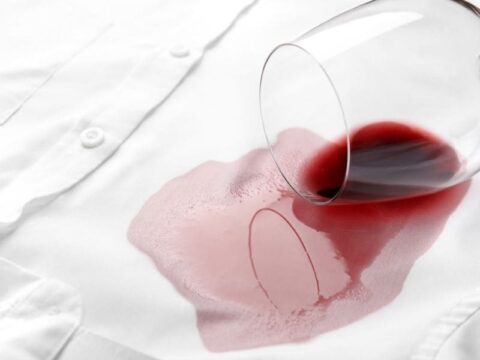 Come togliere le macchie di vino facilmente