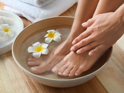 Come sgonfiare i piedi: rimedi naturali