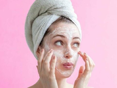 Come realizzare la skincare più adatta alla tua età