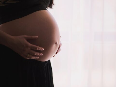 Come scegliere l’olio per le smagliature in gravidanza adatto a te