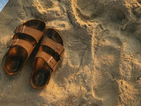Come pulire i plantari in sughero di sandali e ciabatte