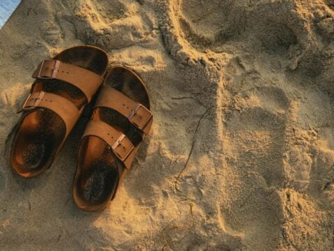 Come pulire i plantari in sughero di sandali e ciabatte