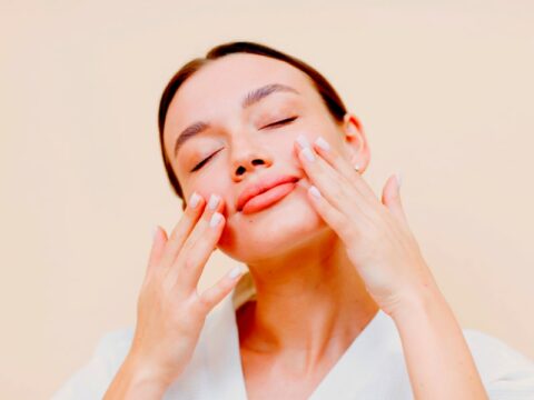 Come massaggiare viso e occhi
