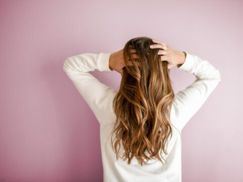 Come e perché lavarsi i capelli con il bicarbonato al posto dello shampoo