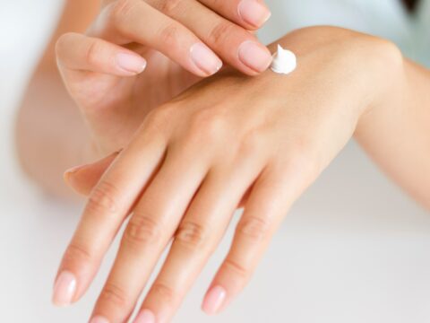 Come utilizzare l'olio d'argan per mantenere la pelle giovane