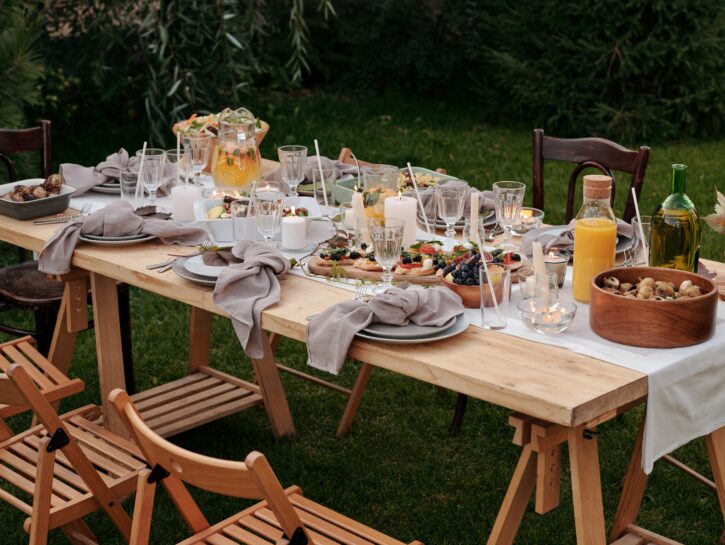 Come organizzare un pranzo in giardino a prova di insetti, vento e luce
