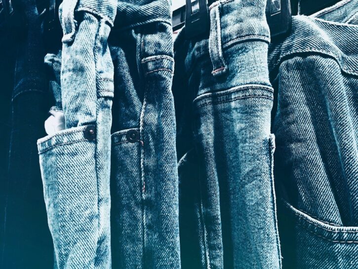 Come lavare i jeans per evitare che si scoloriscono