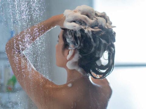 Come lavare bene i capelli grassi