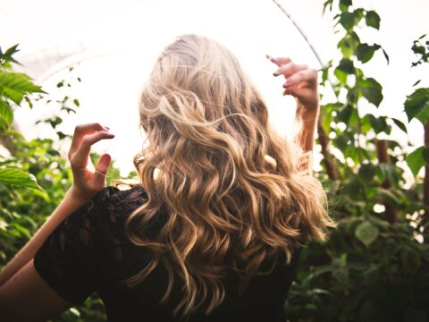 Come utilizzare la farina e il latte d'avena per rivitalizzare i capelli