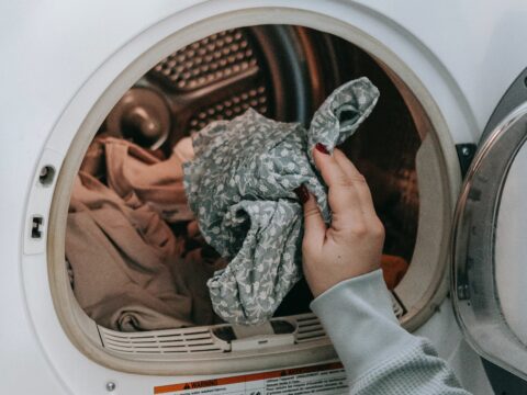 Come recuperare un maglione rimpicciolito in lavatrice