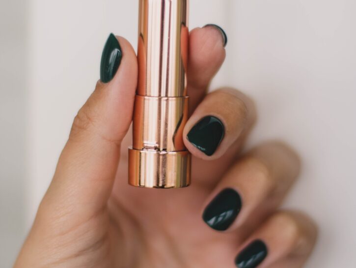 Come togliere una macchia di rossetto dalla camicia