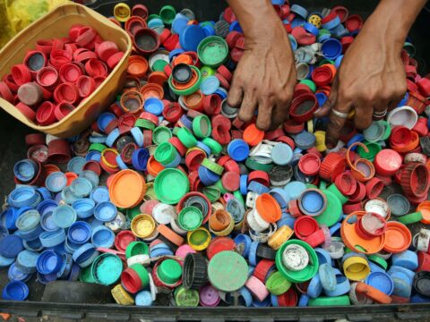 Come riciclare in modo creativo i tappi di plastica